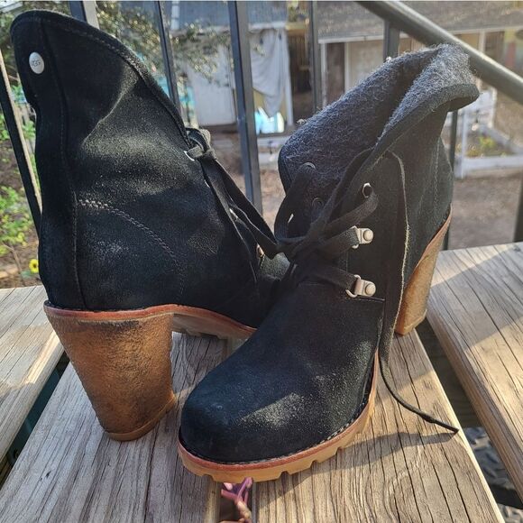 UGG Calynda Ankle Boot Black Suede Lace Up 12 - Picture 5 of 5